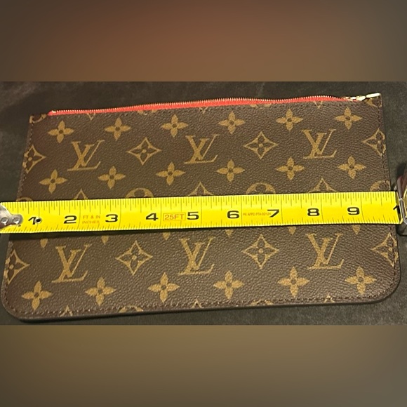 LOUIS VUITTON Neverfull Pouch - Picture 5 of 6